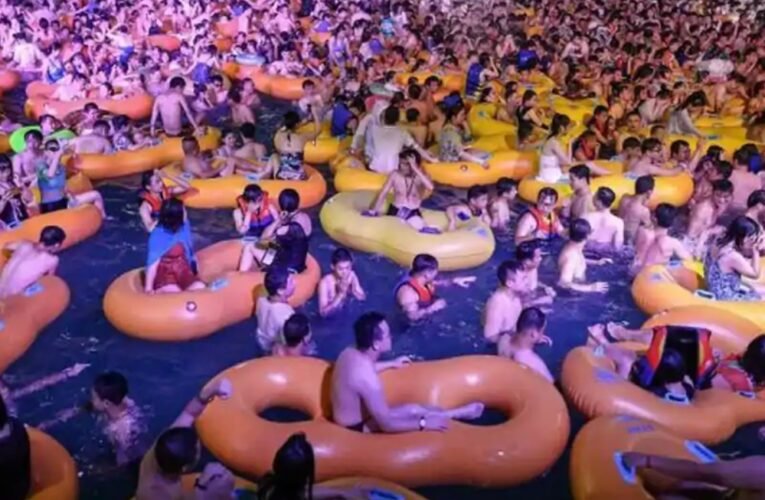 Hundreds of Chinese party at Water Park in COVID-19 epicentre Wuhan without face masks